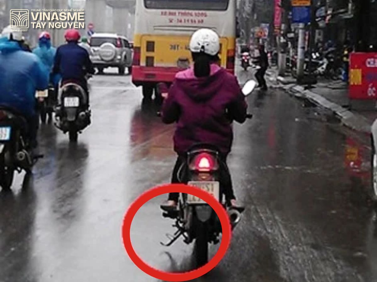 Vi phạm hành chính không gạt chân chống