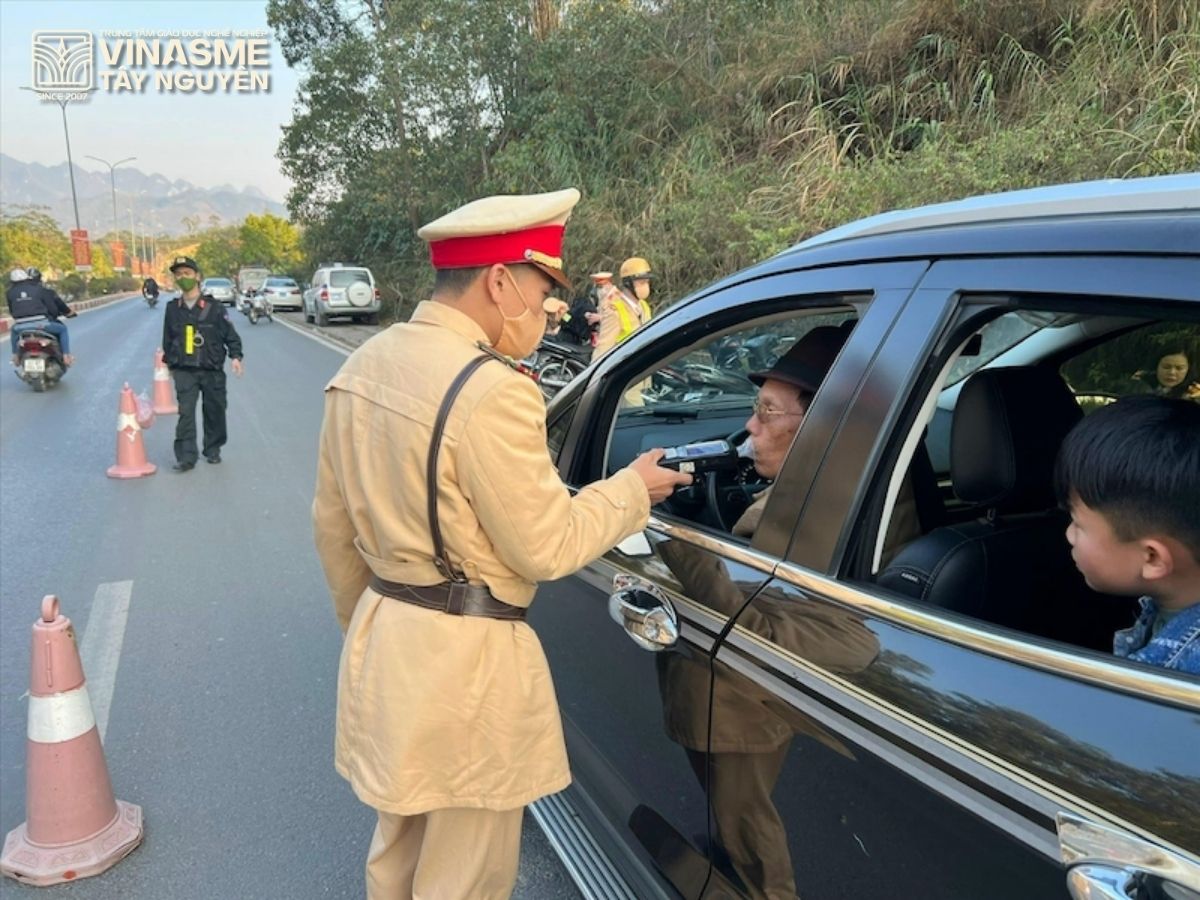 chốt CSGT kiểm tra nồng độ cồn