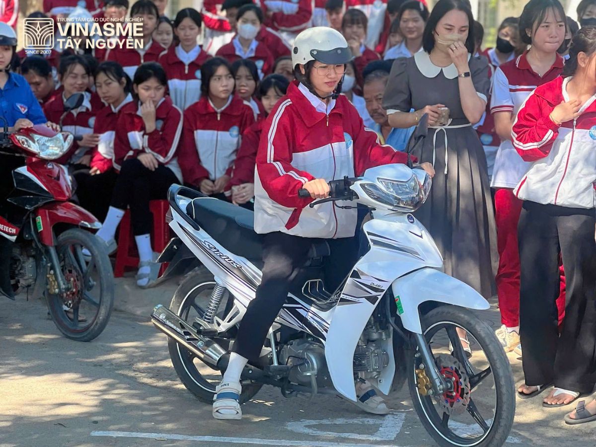 Thực hành sa hình GPLX hạng A1 ngay tại sân trường