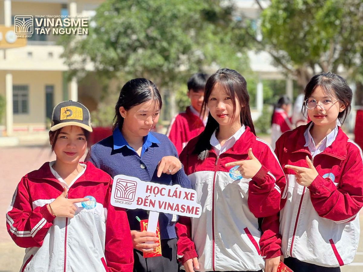 Tuyên truyền an toàn giao thông cho hơn 850 học sinh THPT Nguyễn Thái Bình